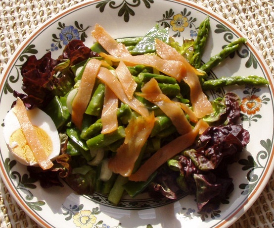 Spargelsalat mit Zuckerschoten und Lachs